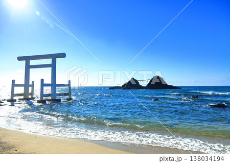 【福岡県】快晴の桜井二見ヶ浦の夫婦岩と白鳥居（糸島） 138034194