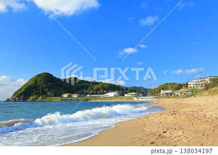 【福岡県】快晴の桜井二見ヶ浦の夫婦岩と白鳥居（糸島） 138034197