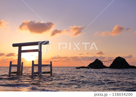 【福岡県】桜井二見ヶ浦の夫婦岩と白鳥居の夕焼け（糸島） 138034200