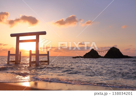 【福岡県】桜井二見ヶ浦の夫婦岩と白鳥居の夕焼け（糸島） 138034201