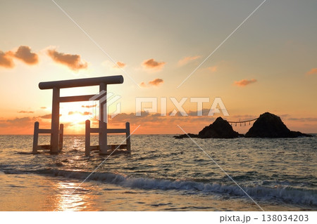 【福岡県】桜井二見ヶ浦の夫婦岩と白鳥居の夕焼け（糸島） 138034203