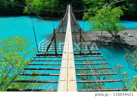 【静岡県】晴天下の寸又峡夢の吊り橋 138034421
