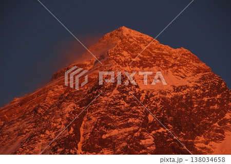 夕焼けのエヴェレスト 138034658