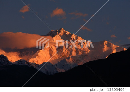 朝焼けのカンチェンジュンガ 138034964