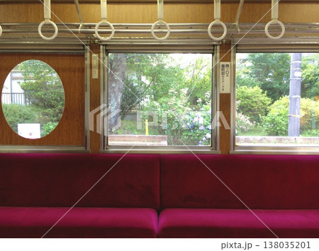 レトロな日本の電車と窓外の紫陽花風景。圓窓と赤いシート レトロな日本の電車と窓外の紫陽花風景。圓窓と赤いシート 138035201