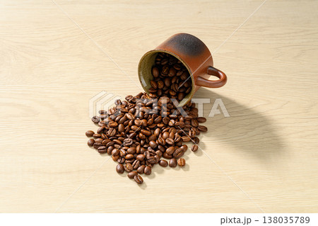 木目背景のコーヒー豆 木目背景のコーヒー豆 138035789