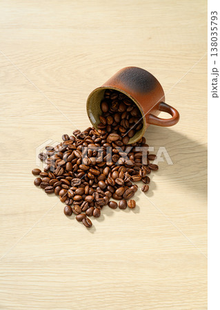木目背景のコーヒー豆 138035793