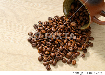 木目背景のコーヒー豆 138035794