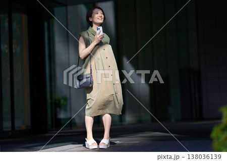 都市の屋外で笑顔の日本人女性・カジュアルスタイル 138036139