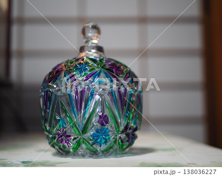 色鮮やかなガラスのアンティーク風小物入れ 138036227