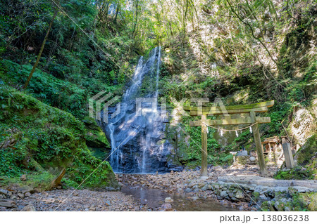 速開都比売神社の大滝と鳥居 138036238