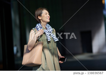都市の屋外で微笑む日本人女性 都市の屋外で微笑む日本人女性 138036567