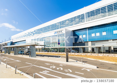 日本の駅舎　JR西日本・ハピラインふくい　敦賀駅東口（やまなみ口） 138037180