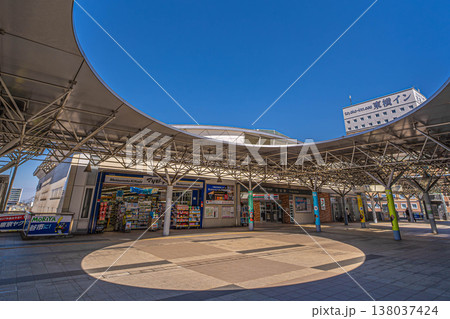 関東鉄道守谷駅の外観と特徴的な円形屋根のペデストリアンデッキ【茨城県守谷市中央】 関東鉄道守谷駅の外観と特徴的な円形屋根のペデストリアンデッキ【茨城県守谷市中央】 138037424