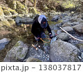 川で釣りをする人 138037817