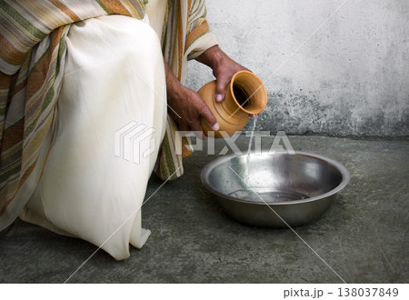 Man pour water into bowl Man pour water into bowl 138037849