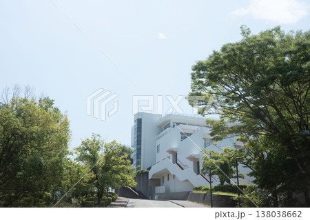 晴れた日の大学のキャンパス、美術大学の校舎 晴れた日の大学のキャンパス、美術大学の校舎 138038662