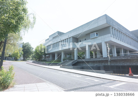 晴れた日の大学のキャンパス、美術大学の校舎 晴れた日の大学のキャンパス、美術大学の校舎 138038666
