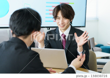オフィスでミーティングをするスーツ姿の若い日本人男性2人男性 オフィスでミーティングをするスーツ姿の若い日本人男性2人男性 138038728