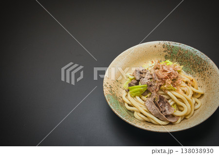 フライパンで具材を炒めて、しょう油で味を調え鰹節をトッピングした我が家の定番、焼うどん 138038930