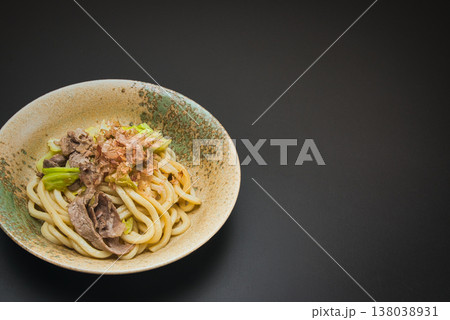 フライパンで具材を炒めて、しょう油で味を調え鰹節をトッピングした我が家の定番、焼うどん フライパンで具材を炒めて、しょう油で味を調え鰹節をトッピングした我が家の定番、焼うどん 138038931