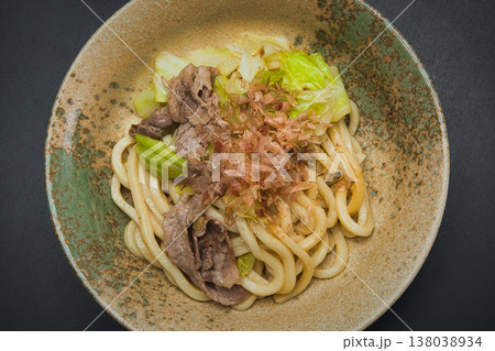 フライパンで具材を炒めて、しょう油で味を調え鰹節をトッピングした我が家の定番、焼うどん フライパンで具材を炒めて、しょう油で味を調え鰹節をトッピングした我が家の定番、焼うどん 138038934
