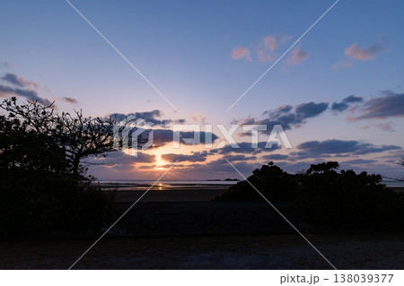沖縄の美しい海岸に登る朝日1 沖縄の美しい海岸に登る朝日1 138039377