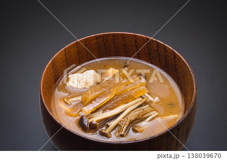 茶色の原種えのきを使った赤みそのおいしいみそ汁 138039670