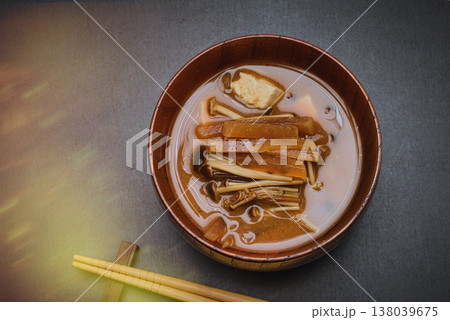 茶色の原種えのきを使った赤みそのおいしいみそ汁 138039675