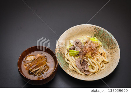 フライパンで具材を炒めて、しょう油で味を調え鰹節をトッピングした我が家の定番、焼うどん 138039690