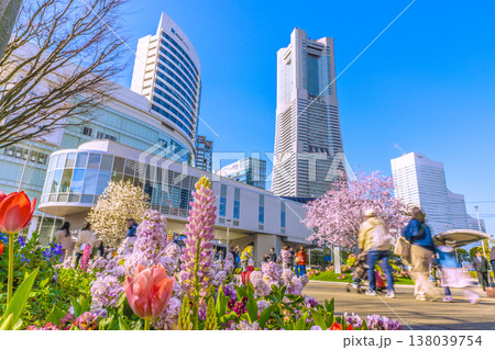 日本の横浜都市景観3月23日。エアキャビンの桜木町駅やヒューリックみなとみらい、桜、花などを望む 日本の横浜都市景観3月23日。エアキャビンの桜木町駅やヒューリックみなとみらい、桜、花などを望む 138039754