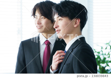 オフィスで並んで立つ若い日本人男性の横顔 オフィスで並んで立つ若い日本人男性の横顔 138039843
