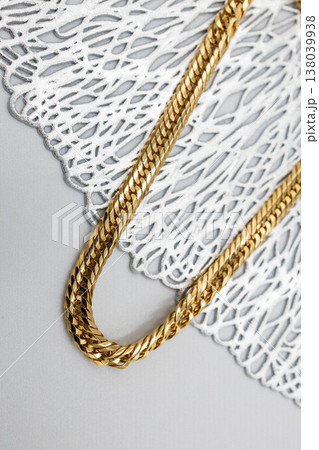 斜めのシルバー背景に円形に配置したゴールドの喜平ブレスレット 下半分構図 138039938