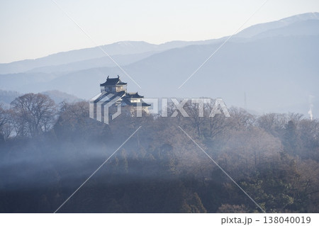 薄霧沸く早春の越前大野城を天空の城展望台から望む 138040019