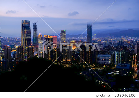 Aerial view of skyline of Taipei city at sunset from Xiangshan Elephant Mountain with colorful sky. Beautiful landscape and cityscape of Taipei downtown buildings and architecture in the city 138040100