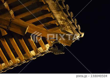 ライトを浴びる寺の軒と風鐸 138040504
