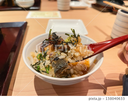 出汁を入れてお茶漬けにしたうなぎのひつまぶし。 出汁を入れてお茶漬けにしたうなぎのひつまぶし。 138040633