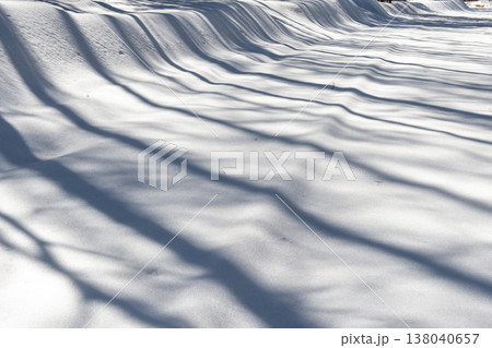 雪と木の影が作り出す抽象の世界 雪と木の影が作り出す抽象の世界 138040657