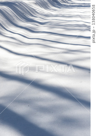 雪と木の影が作り出す抽象の世界 雪と木の影が作り出す抽象の世界 138040658