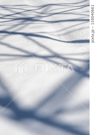 雪と木の影が作り出す抽象の世界 雪と木の影が作り出す抽象の世界 138040661