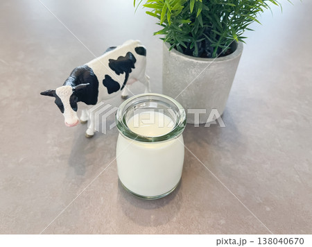 小さな牛乳瓶に入った新鮮な牛乳。 小さな牛乳瓶に入った新鮮な牛乳。 138040670