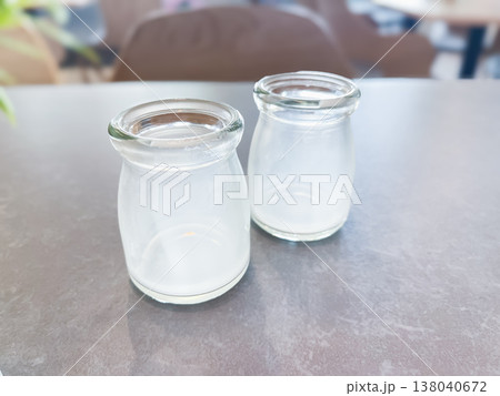 牛乳を飲み干した、小さな牛乳瓶。 牛乳を飲み干した、小さな牛乳瓶。 138040672