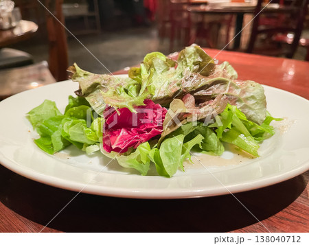 レストランで食べる前菜のレタスサラダ。 138040712