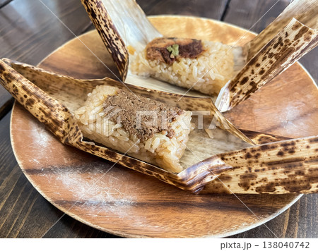 うなぎや牛肉をトッピングしたもち米を竹皮で包んだ蒸し料理。 138040742