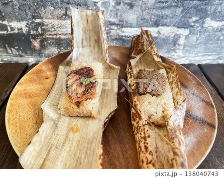 うなぎや牛肉をトッピングしたもち米を竹皮で包んだ蒸し料理。 138040743