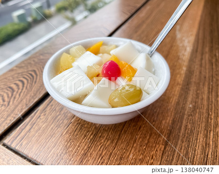 甘いシロップに浸かったフルーツと白くてつるつるした杏仁豆腐。 甘いシロップに浸かったフルーツと白くてつるつるした杏仁豆腐。 138040747