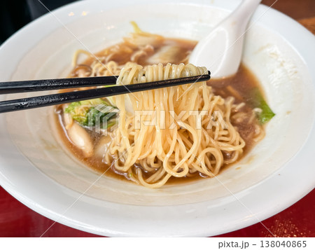 エビとイカと野菜の海鮮あんかけラーメン。麺のクローズアップ。 138040865