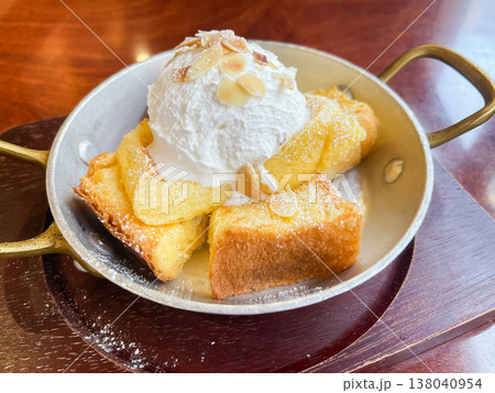 ホイップクリームとメープルシロップをトッピングしたフレンチトースト。 138040954
