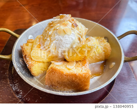 ホイップクリームとメープルシロップをトッピングしたフレンチトースト。 138040955