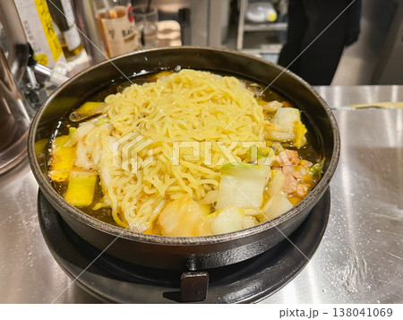 白菜と鶏肉を鶏油で炒めて食べる鶏鍋。ラーメンを入れて。 白菜と鶏肉を鶏油で炒めて食べる鶏鍋。ラーメンを入れて。 138041069